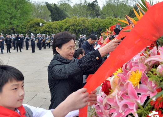 豐碑勵童心！江蘇省暨南京市舉辦青少年憑吊革命先烈活動